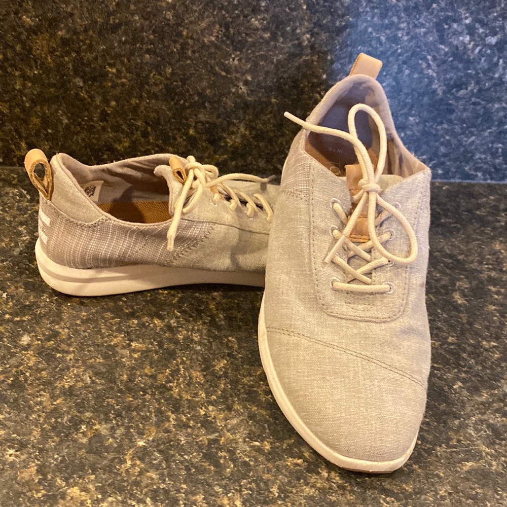 Tom’s tennis shoes